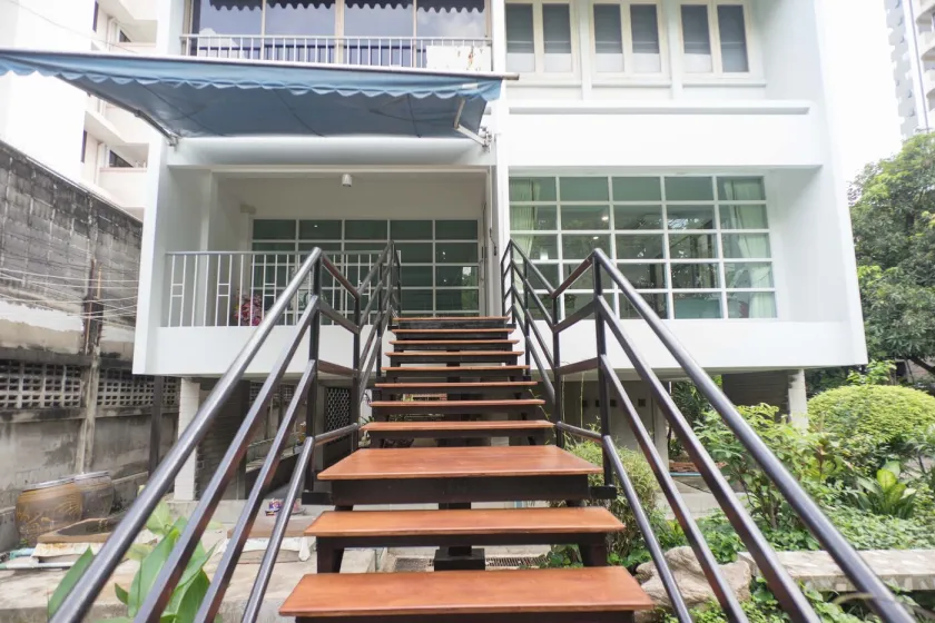 THE BALCONY トンロー店へ上がる階段。Soi 47 の緑の中の入口