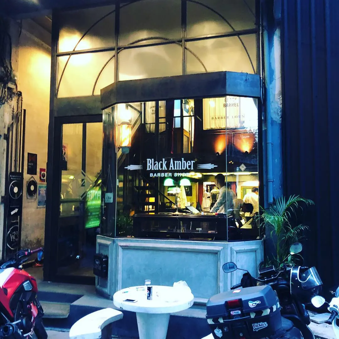 【バンコクのお洒落な床屋Black amber】
